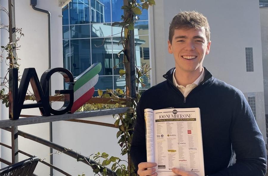 
	Riccardo Vanelli con la copia di Forbes che lo inserisce tra i 100 under 30 talenti nazionali

