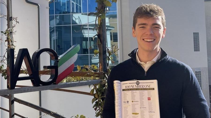 Riccardo Vanelli con la copia di Forbes che lo inserisce tra i 100 under 30 talenti nazionali