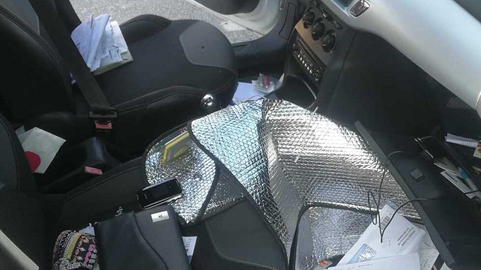 Livorno, furti sulle auto delle mamme: ladri appostati fuori da scuola. Ecco come agiscono