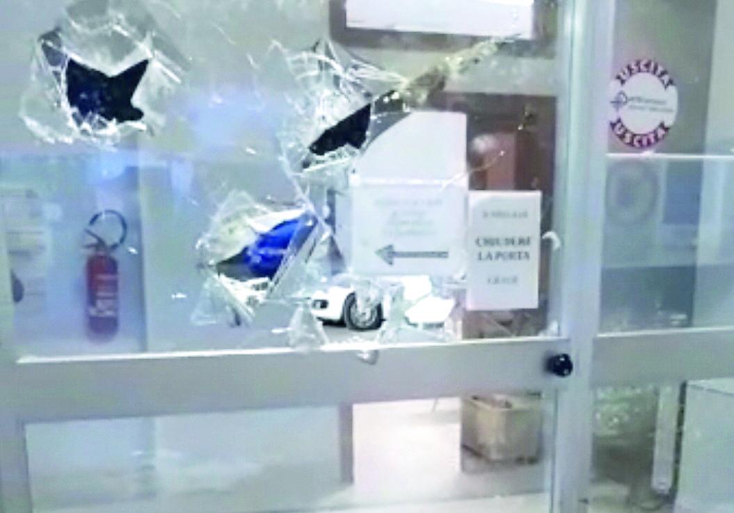 La vetrata spaccata dell’ambulatorio di guardia medica di Ittiri