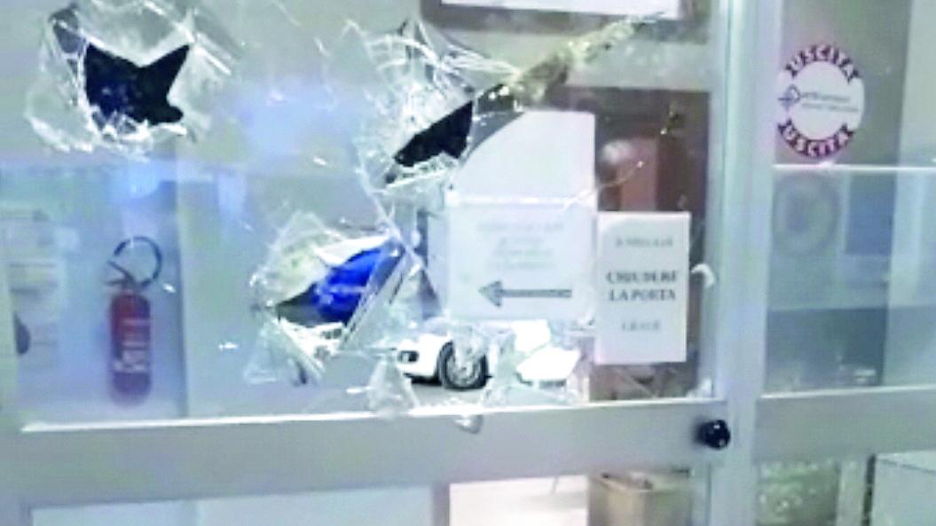 La vetrata spaccata dell’ambulatorio di guardia medica di Ittiri