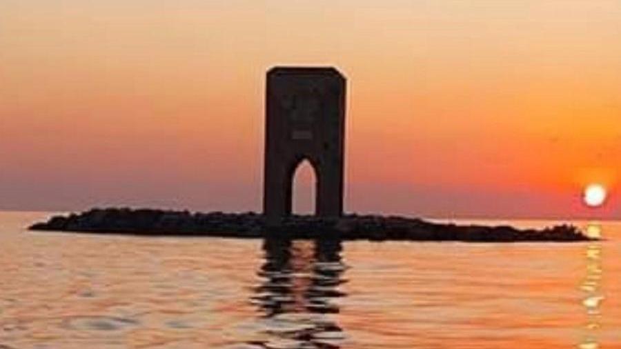 Livorno, il tramonto alla Torre della Meloria di Marco Leone