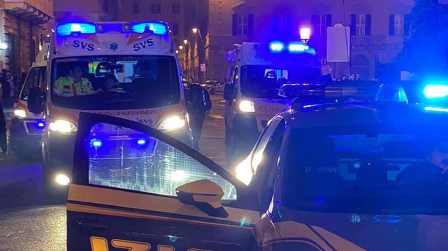 Soccorsi con polizia e ambulanze (foto d'archivio)