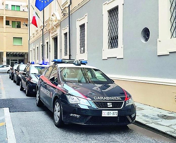 Si spaccia per un poliziotto di Piombino e ruba i soldi a una trans
