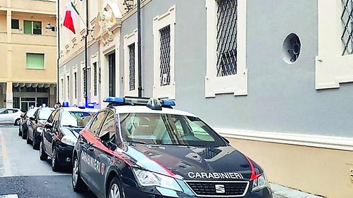 Si spaccia per un poliziotto di Piombino e ruba i soldi a una trans