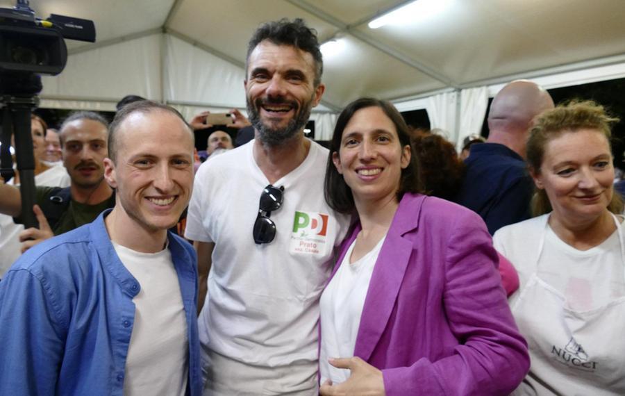 
	Il segretario provinciale del Pd Marco Biagioni col sindaco Biffoni, Elly Schlein e la consigliera Bugetti

