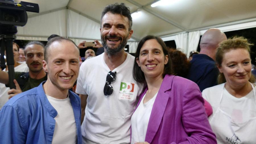 Il segretario provinciale del Pd Marco Biagioni col sindaco Biffoni, Elly Schlein e la consigliera Bugetti