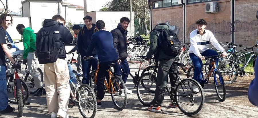 Gemellaggio tra studenti alluvionati: quelli di Prato regalano 20 bici ai coetanei di Lugo