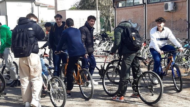 Gemellaggio tra studenti alluvionati: quelli di Prato regalano 20 bici ai coetanei di Lugo