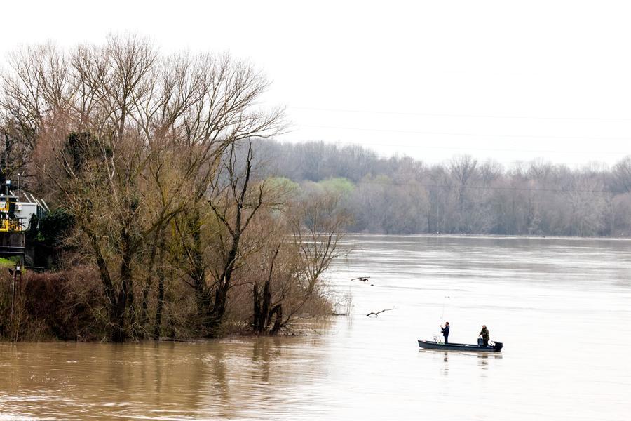 Monticelli, la rabbia dei pescatori: «Troppi abusivi, è ora di fermarli»
