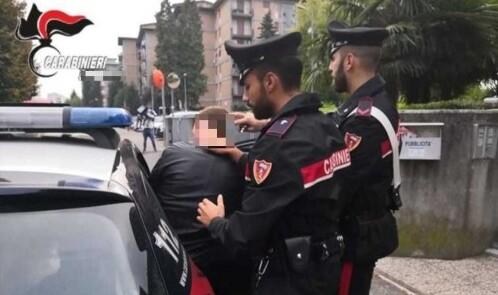 Montecatini, picchia e minaccia la compagna davanti alle figliolette: arrestato 27enne