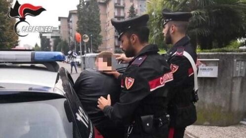 Montecatini, picchia e minaccia la compagna davanti alle figliolette: arrestato 27enne