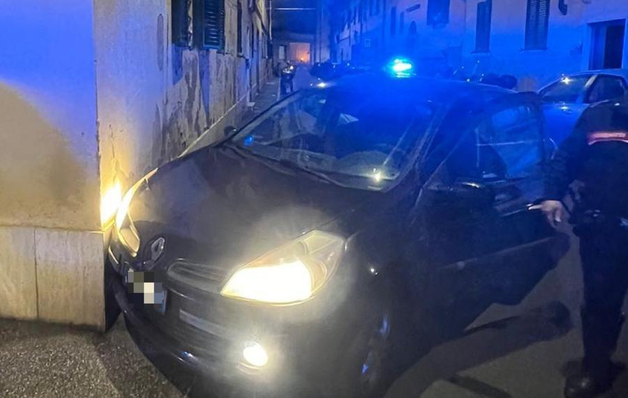 
	L'auto che si &egrave; schiantata in via Chiellini

