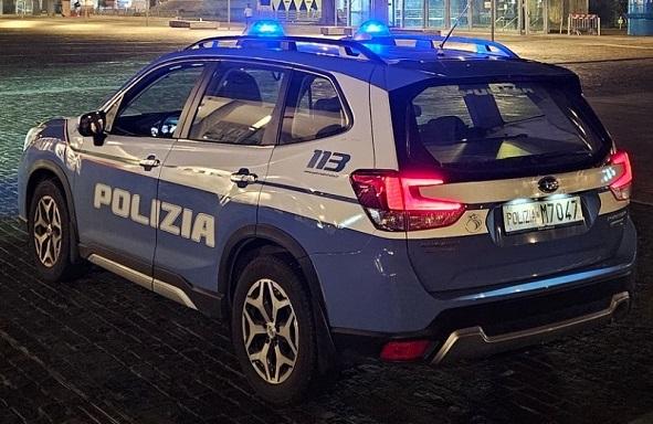 Minaccia i suoi ex vicini con un coltello: arrestato
