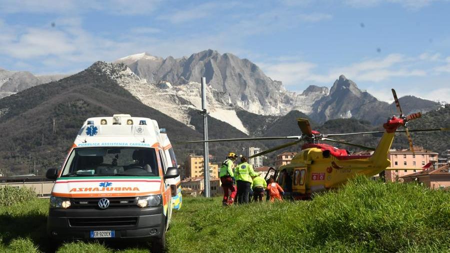 Carrara, operaio grave dopo la caduta da un tetto: i lavori, l’incidente e la chiamata ai soccorsi