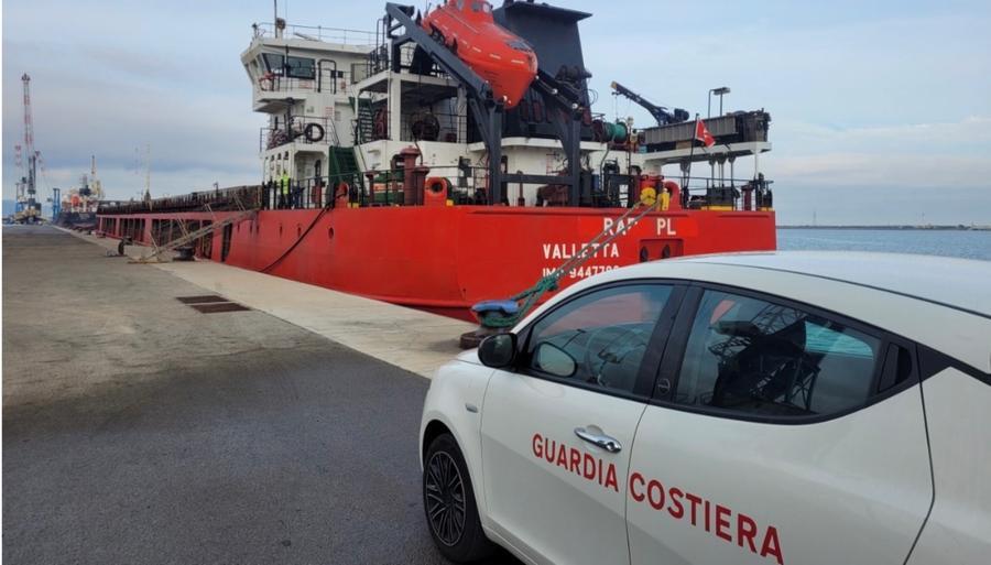 Sicurezza in mare, la guardia costiera ferma due mercantili nel porto di Cagliari