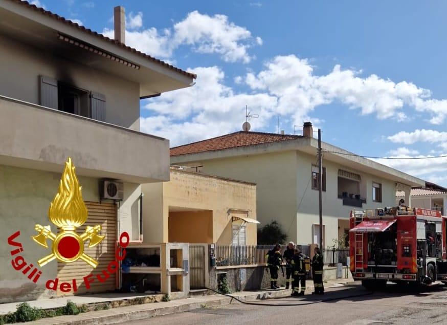Olbia, prende fuoco la cucina: paura in una casa di via Piccinni