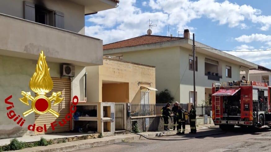 Olbia, prende fuoco la cucina: paura in una casa di via Piccinni