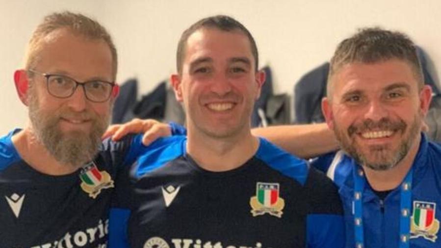 Al centro Francesco Fronzoni fisioterapista della Nazionale italiana di rugby 
