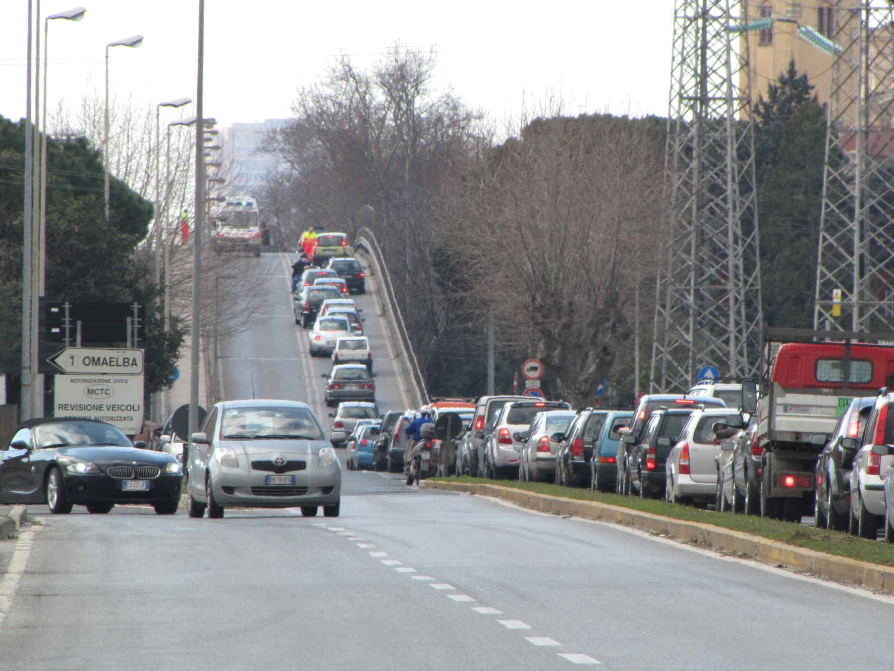 Il cavalcaferrovia di via degli Acquedotti che sarà demolito
