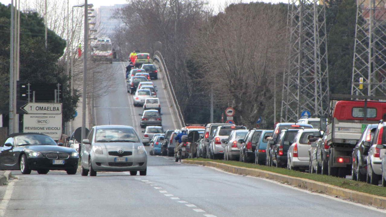 Il cavalcaferrovia di via degli Acquedotti che sarà demolito