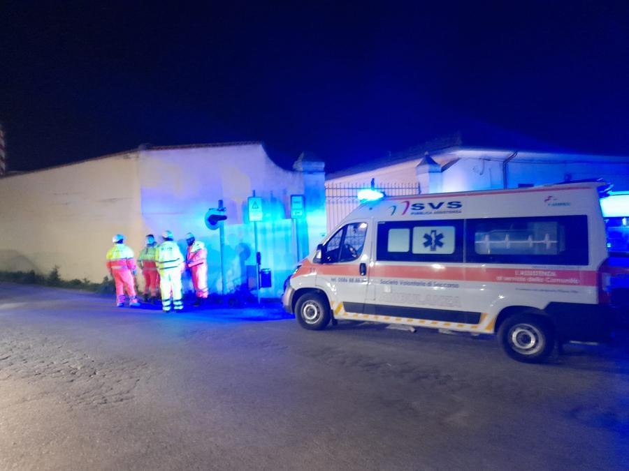 Livorno, allarme sulla ferrovia per il rogo di un cumulo di rifiuti