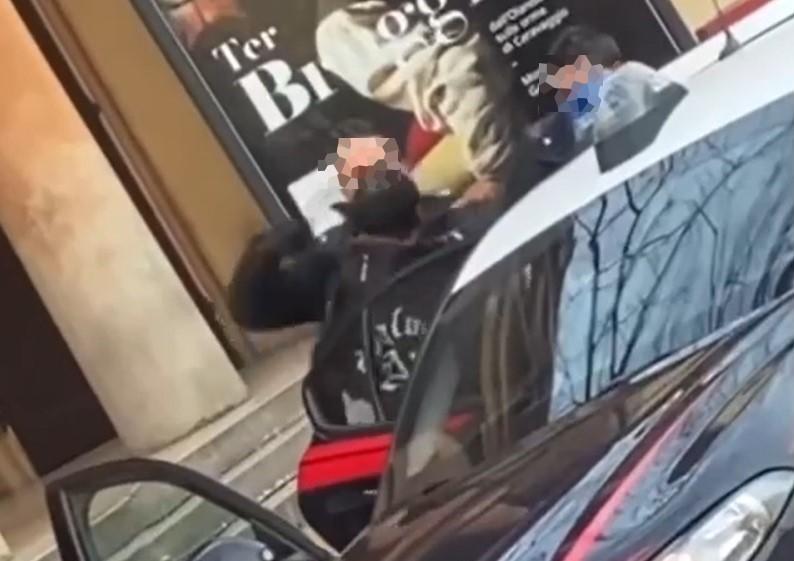 Modena, un 23enne: «Preso a pugni dai carabinieri». E il video sui social fa scoppiare il caso