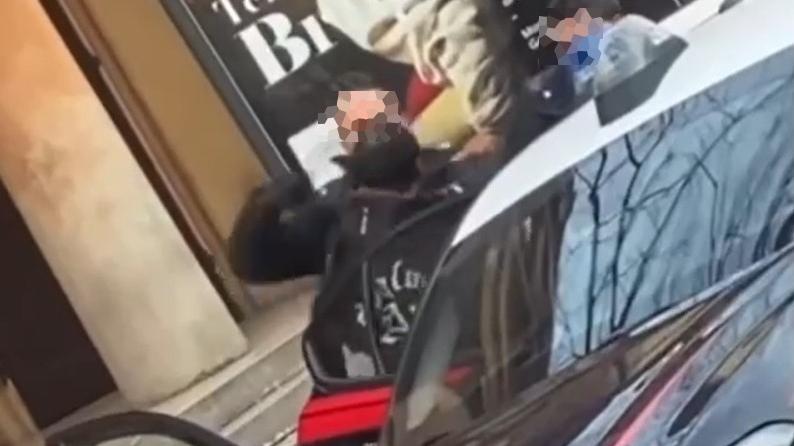 Modena, un 23enne: «Preso a pugni dai carabinieri». E il video sui social fa scoppiare il caso