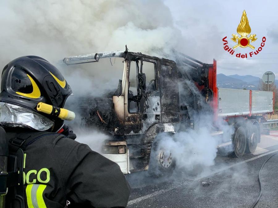 Incendio in A1 a Barberino, una bisarca in fiamme e disagi al traffico
