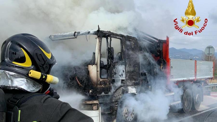 Incendio in A1 a Barberino, una bisarca in fiamme e disagi al traffico