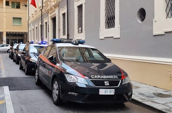 Pattugllie dell’Arma dei carabinieri fuori dal tribunale penale livornese di via Falcone e Borsellino (foto d’archivio)