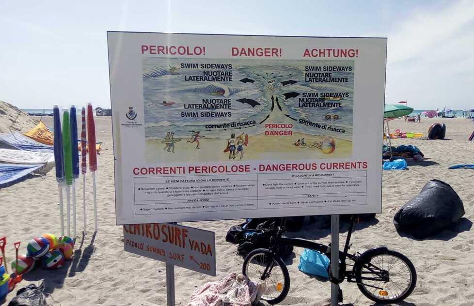 Uno dei cartelli informativi sulla pericolosità delle correnti alle Spiagge Bianche di Vada