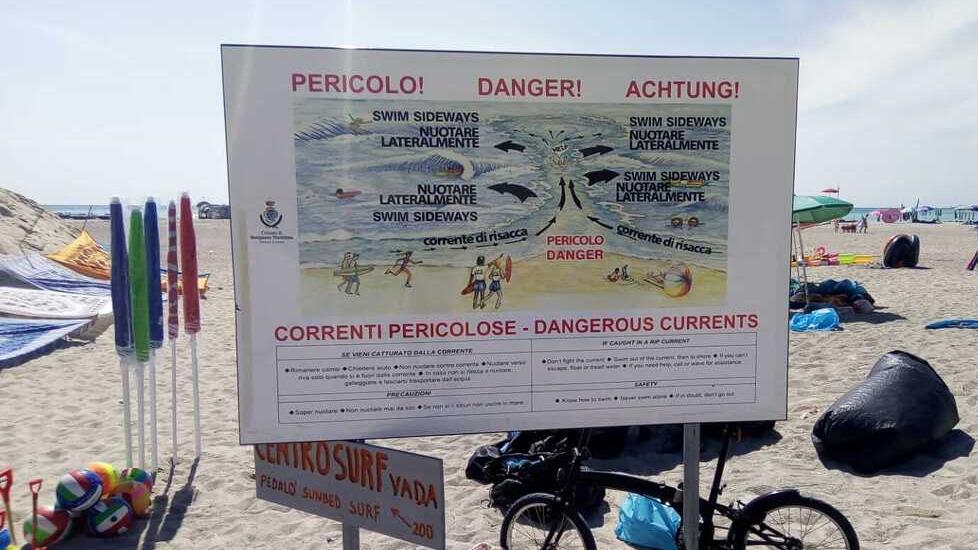 Uno dei cartelli informativi sulla pericolosità delle correnti alle Spiagge Bianche di Vada