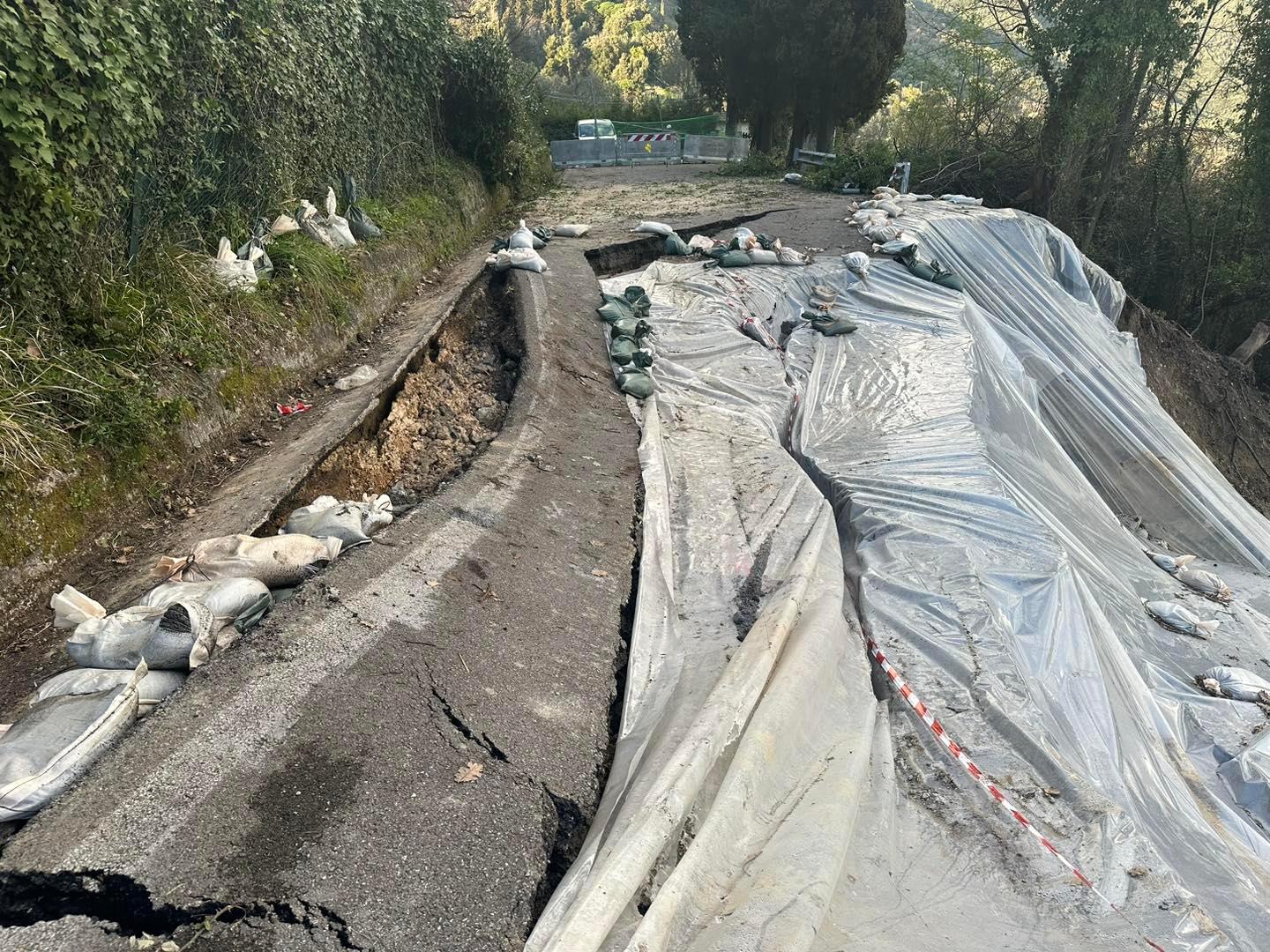 Le condizioni della strada a Santa Lucia dopo il collasso della zona franata domenica scorsa