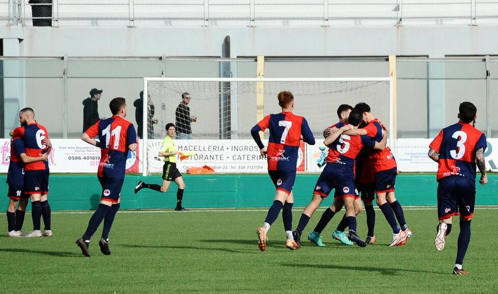 La gioia dei giocatori del Cecina dopo la vittoria della svolta contro il Valdinievole Montecatini (foto Michele Falorni/Silvi)