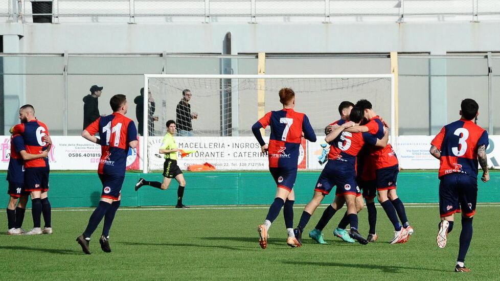 La gioia dei giocatori del Cecina dopo la vittoria della svolta contro il Valdinievole Montecatini (foto Michele Falorni/Silvi)