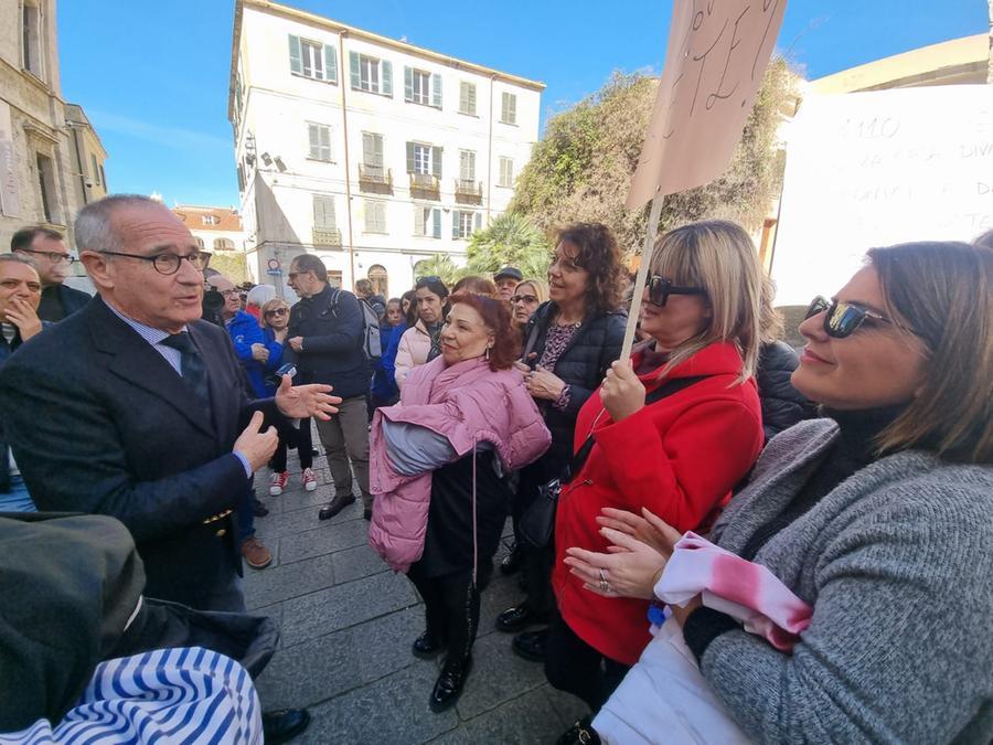 
	Il sindaco e il personale della Casa Divina Provvidenza <em>(foto Mauro Chessa)</em>

