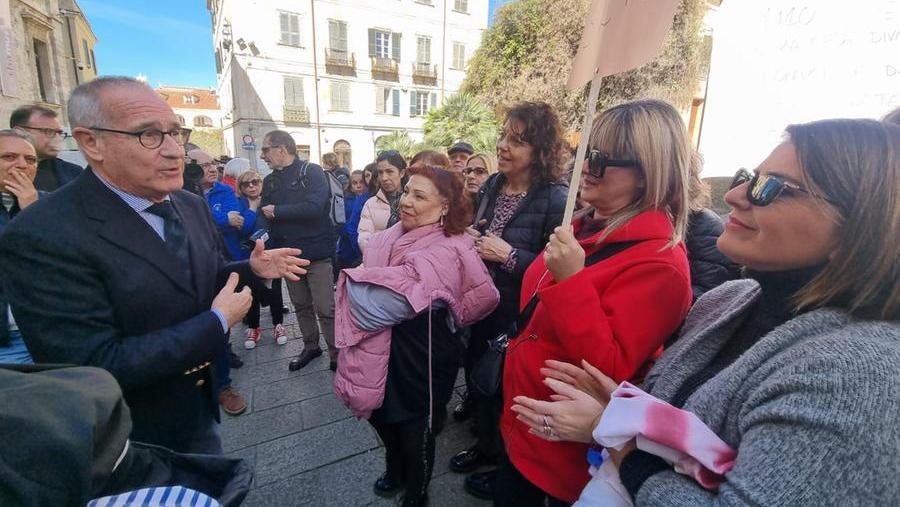Il sindaco e il personale della Casa Divina Provvidenza <em>(foto Mauro Chessa)</em>