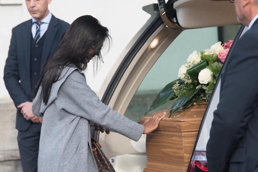 Uccisa dal marito, l’ultimo abbraccio a Maria: il significato del pianto della figlia