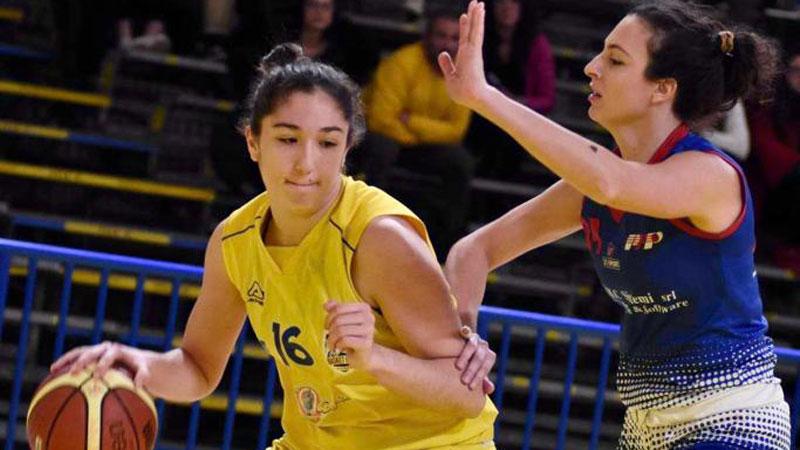 Matilde Poggi contrastata da un’avversaria