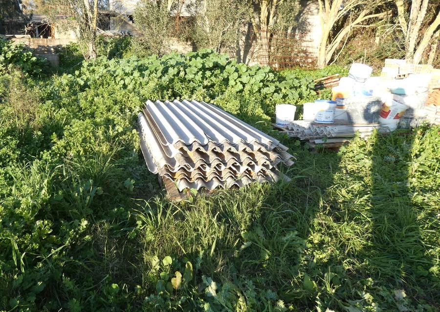 
	L'amianto gettato in un'area periferica

