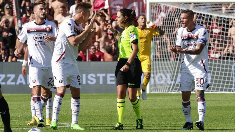 
	Maria Sole Ferrieri Caputi di Livorno, prima donna ad aver diretto una gara di serie A il 2 ottobre 2022 al Mapei Stadium di Reggio Emilia in occasione di Sassuolo-Salernitana

