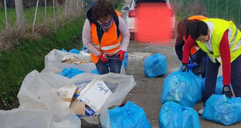 Rifiuti lanciati dall’auto a Savignano. Maleducati individuati e volontarie al lavoro<br type="_moz" />
