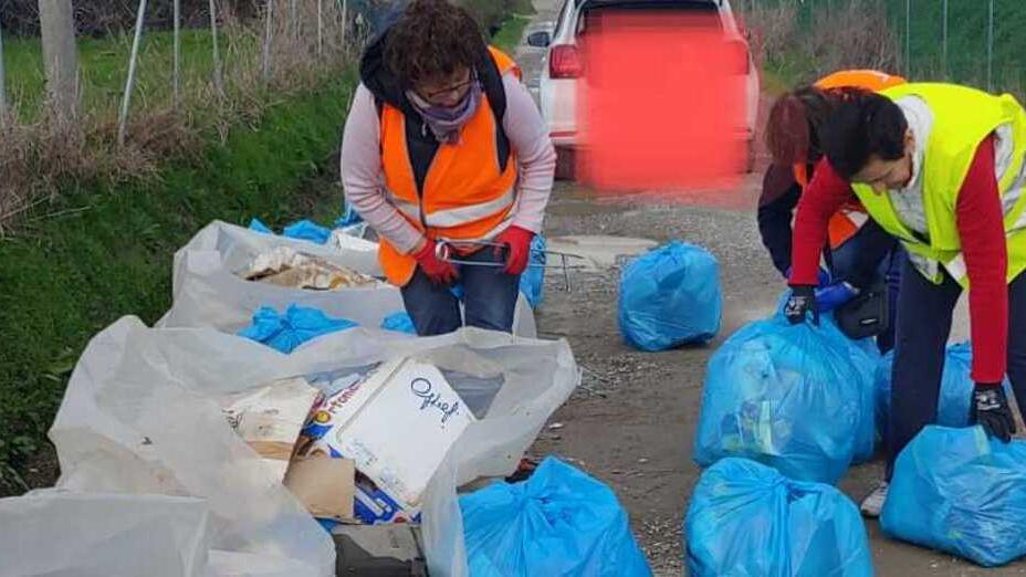Rifiuti lanciati dall’auto a Savignano. Maleducati individuati e volontarie al lavoro<br type="_moz" />