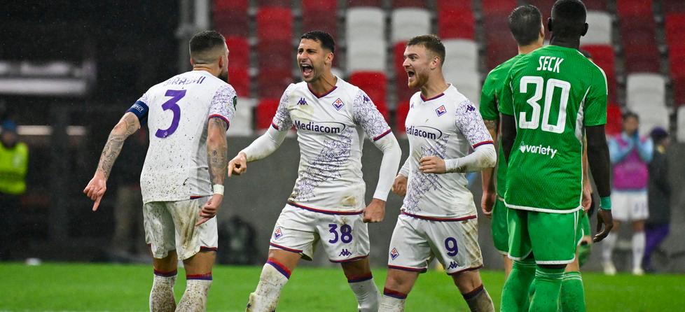 In foto i calciatori viola esultano dopo uno dei quattro gol messi a segno nella sfida di andata contro il Maccabi Haifa, che oggi sarà ospite al “Franchi” di Firenze