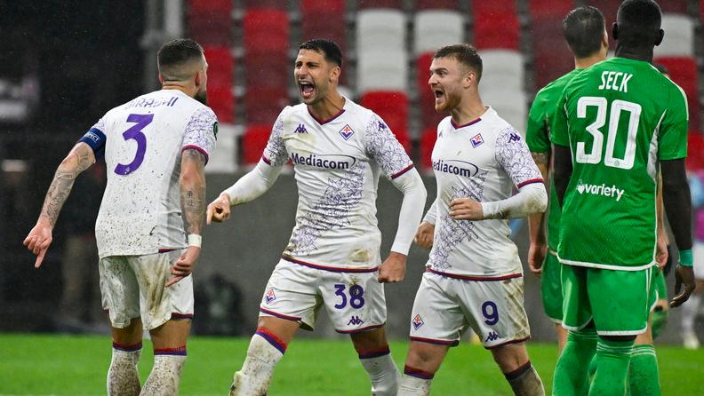 In foto i calciatori viola esultano dopo uno dei quattro gol messi a segno nella sfida di andata contro il Maccabi Haifa, che oggi sarà ospite al “Franchi” di Firenze