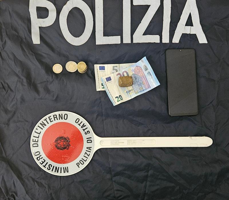 Reggio Emilia, beccato mentre cerca di disfarsi della droga:  denunciato 27enne