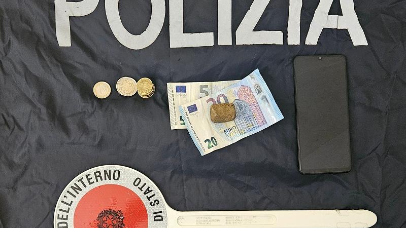 Reggio Emilia, beccato mentre cerca di disfarsi della droga:  denunciato 27enne