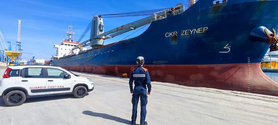 
	Un ispettore della guardia costiera davanti alla nave sequestrata

