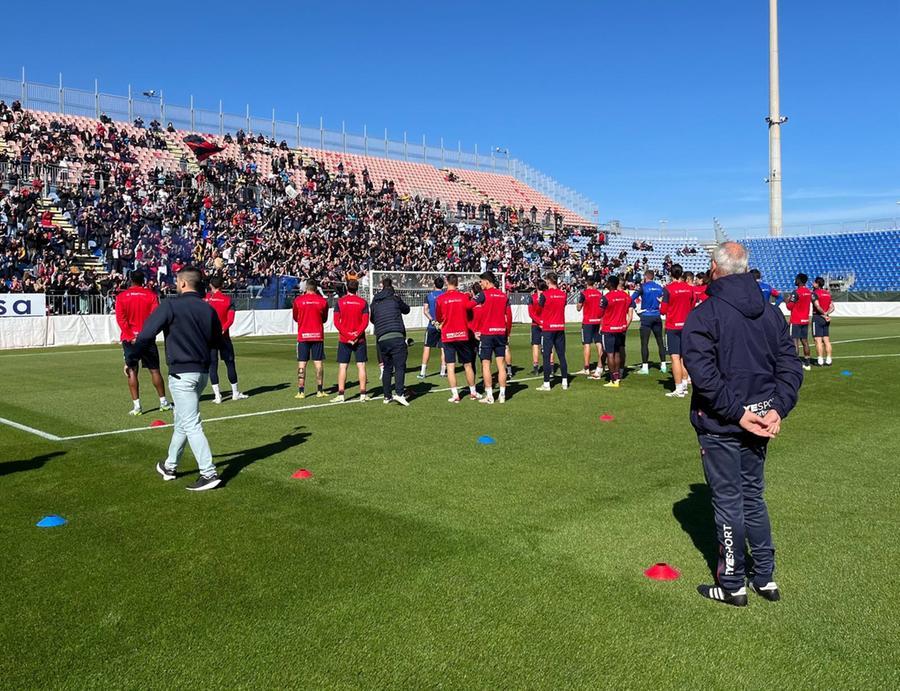 Cagliari calcio, tremila tifosi entusiasti all’allenamento. Ma Mina si ferma